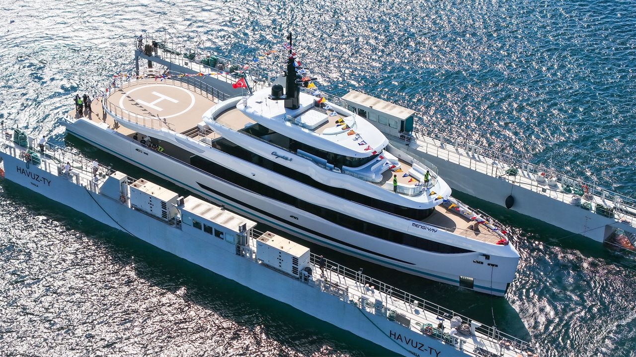 Dünya Süperyat Liginde Türk İmzası: Mengi Yay Yachts, Amphib II’yi Denize İndirdi